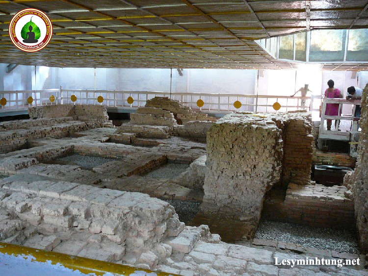 12. Bên trong đền là những nền gạch xưa cũ đã được khai quật