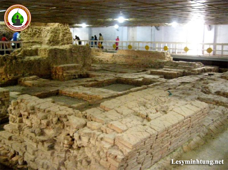 13. Bên trong đền là những nền gạch xưa cũ đã được khai quật