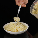 Mở nắp sau đó lấy nguyên liệu ra Mở nắp sau đó lấy nguyên liệu ra