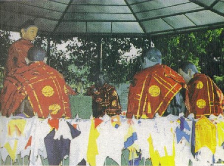 Đức Phật thuyết pháp cho 5 vị đệ tử đầu tiên tại vườn Lộc Uyển