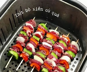 Xếp nguyên liệu vào khay chiên Xếp nguyên liệu vào khay chiên